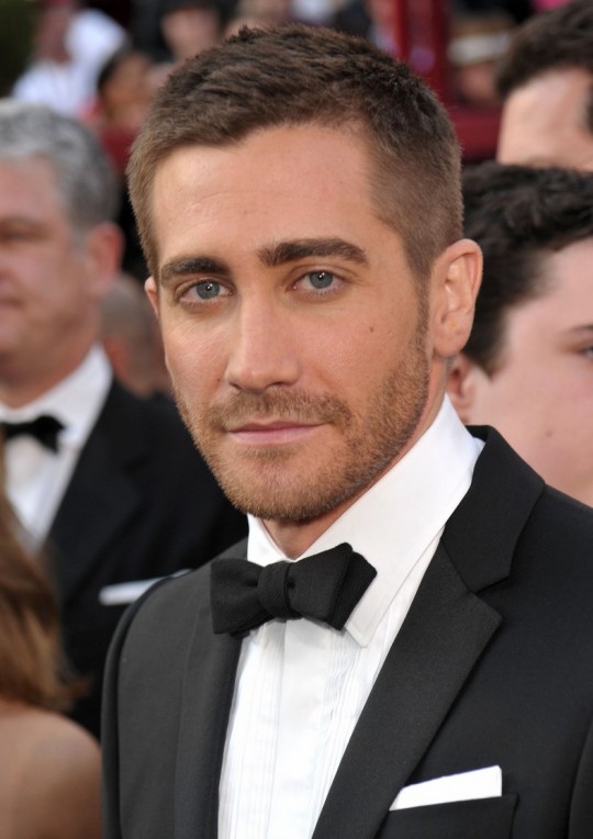 Jake-Gyllenhaal-straight-pocket-square1-540x764